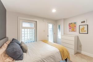 Ένα ή περισσότερα κρεβάτια σε δωμάτιο στο Cute and Charming 1BR in Fantastic Location townhouse