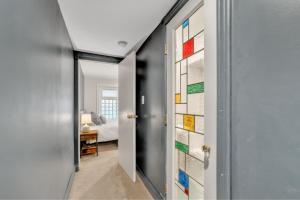 Ένα ή περισσότερα κρεβάτια σε δωμάτιο στο Cute and Charming 1BR in Fantastic Location townhouse