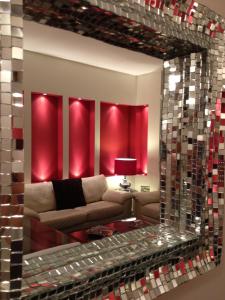 - un salon avec un canapé et des murs rouges dans l'établissement Casa Valle 3, à Vérone