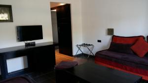 een woonkamer met een bank en een flatscreen-tv bij Royal Decameron Tafoukt Beach Resort & Spa - All Inclusive in Agadir