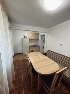 Una habitación con una mesa y sillas y una cocina. en Вила 50, en Atiya