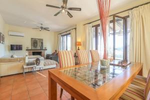 un salon avec une table et un canapé dans l'établissement MARUXOS Villa rural de vacaciones, à Arroyo de la Plata