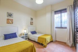 une chambre avec deux lits et une fenêtre dans l'établissement MARUXOS Villa rural de vacaciones, à Arroyo de la Plata 35 autres photos
