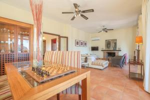 un salon avec un échiquier sur une table dans l'établissement MARUXOS Villa rural de vacaciones, à Arroyo de la Plata