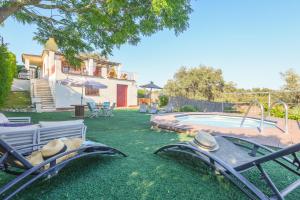 une cour avec une piscine et une maison dans l'établissement MARUXOS Villa rural de vacaciones, à Arroyo de la Plata