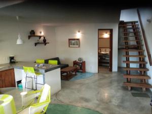 eine Küche und ein Wohnzimmer mit einer Wendeltreppe in der Unterkunft Casa Xkaanda in San Agustinillo