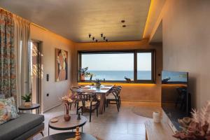 Χώρος καθιστικού στο Paragon Suites 3