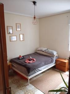 Postel nebo postele na pokoji v ubytování Großes modernes Zimmer "Silber" für 2 Personen und Katzenliebhaber