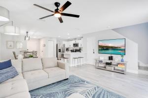 Телевизор и/или развлекательный центр в Stylish Villa Near Disney & Universal