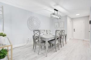a dining room with a table and chairs at Stylish Villa Near Disney & Universal in Kissimmee