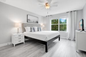 Кровать или кровати в номере Stylish Villa Near Disney & Universal +30 фотографий