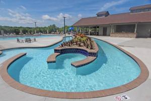 Πισίνα στο ή κοντά στο Altitude Adjustment - New Treehouse in Innsbrook