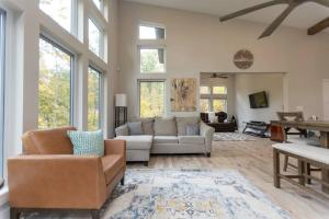 Χώρος καθιστικού στο Altitude Adjustment - New Treehouse in Innsbrook