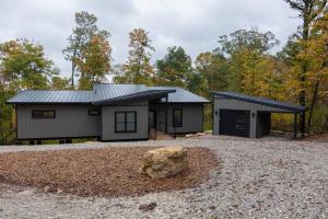 Το κτήριο όπου στεγάζεται  η παραθεριστική κατοικία