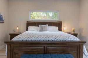 Ένα ή περισσότερα κρεβάτια σε δωμάτιο στο Altitude Adjustment - New Treehouse in Innsbrook +38 φωτογραφίες