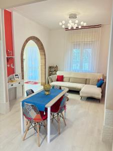 a living room with a blue table and chairs at B&B Il Giardino di Sophie in Villafranca di Forlì