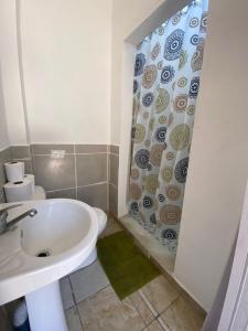 Bilik mandi di Terrazas Guest House-Hostal