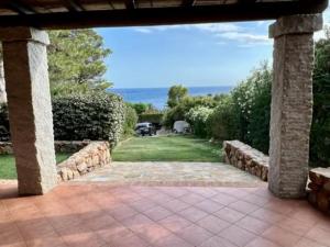un patio al aire libre con vistas a un patio en villa Mirtilla, en Villasimius