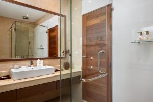 Bilik mandi di Wave Heaven Villa in Rawai