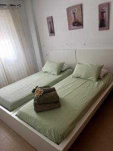 zwei Betten nebeneinander in einem Zimmer in der Unterkunft La Casa Rosita, Hacienda Riquelme Golf Resort Sucina in Murcia