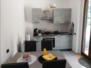 a kitchen with a table and chairs in a room at Appartamento DAF House in Roccasecca