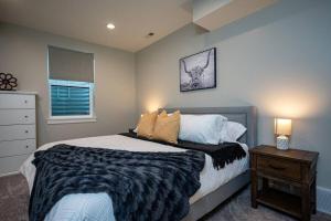 Postel nebo postele na pokoji v ubytování Powder Mountain Chalet