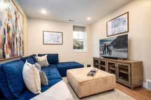 TV a/nebo společenská místnost v ubytování Powder Mountain Chalet