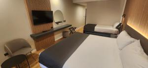 Uma TV ou centro de entretenimento em Hotel Canal Beagle