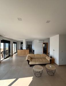 ウルツィニにあるB&K Villa Kručeのソファとテーブル付きの広いリビングルーム