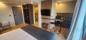 Uma TV ou centro de entretenimento em Hotel Canal Beagle