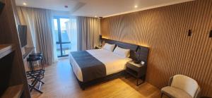 Uma TV ou centro de entretenimento em Hotel Canal Beagle