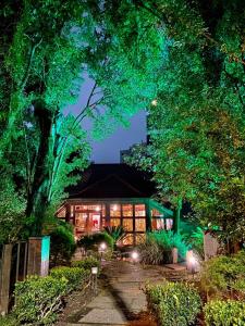 una casa è illuminata di notte con luci di Hotel Águas Claras a Santa Cruz do Sul