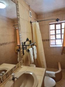 un baño con lavabo y ducha en Departamentos Cusco, en Cusco