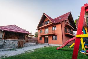 ラシュノフにあるCasa Diana Rasnovの遊び場付きの家