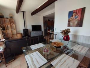 a living room with a glass table and a couch at Vue de rêve sur lagune de mer in Bages