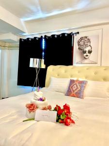 チェンマイにあるYellow Lamoon Hotelの花が飾られたベッドのある寝室