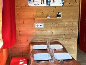 アヴォリアーズにあるBeau 2P rénové, lumineux, 4 Pers, balcon, proche remontées, Avoriaz - FR-1-634-48の木製テーブル(白皿、ナプキン付)