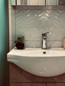 Un baño de Zante Heart 1 Bedroom Apartment