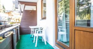ケーニヒスライテンにあるAppartement Dettlbauer Top 16のポーチ(テーブル、椅子付)