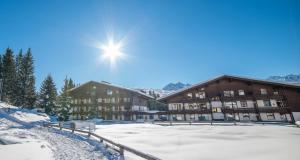 ケーニヒスライテンにあるAppartement Dettlbauer Top 16の雪中の建物 +2枚の写真