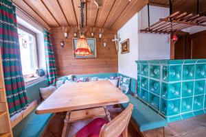 une salle à manger avec une table et des chaises en bois dans l'établissement Höchstädter Hütte, à Königsleiten