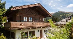 una casa con un gran balcón en la parte superior en Appartement Fürler UG, en Königsleiten