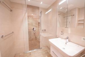een badkamer met een douche en een wastafel en een douche bij Kreidl Top 37 in Königsleiten