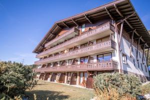 een groot gebouw met balkons aan de zijkant bij Kreidl Top 37 in Königsleiten