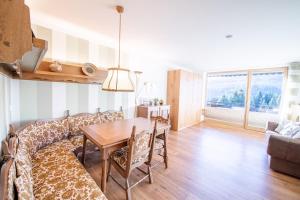 een woonkamer met een bank en een tafel bij Kreidl Top 37 in Königsleiten