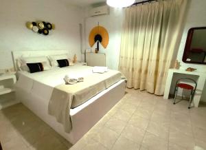 Postel nebo postele na pokoji v ubytování AGAPI apartments