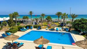 Bazén v ubytování Hotel de charme et SPA Dar El Bhar nebo v jeho okolí