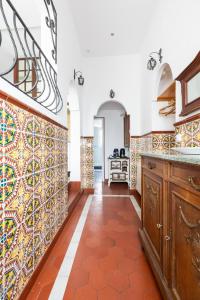 una cocina con azulejos de colores en las paredes en Appartement authentique à colombage 15mn de Disney, en Ferrières-en-Brie