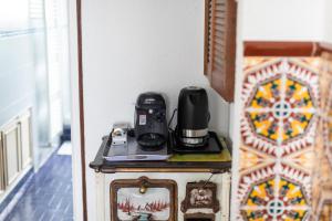 Una mesa con una cafetera encima, junto a una pared. en Appartement authentique à colombage 15mn de Disney, en Ferrières-en-Brie 6 fotos más
