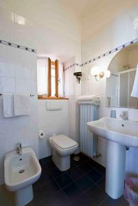 Koupelna v ubytování Albergo Villa Cristina + 37 fotografií